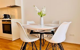 Momentic Apartment - Riverside